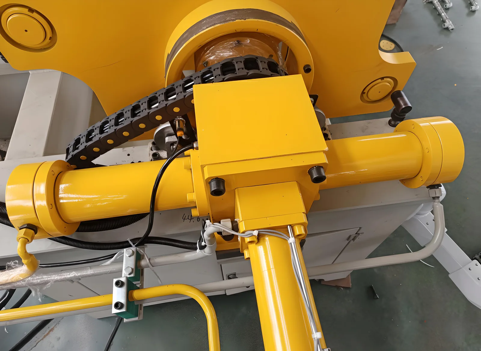 Core shooting machine guide rail and hydraulic cylinder